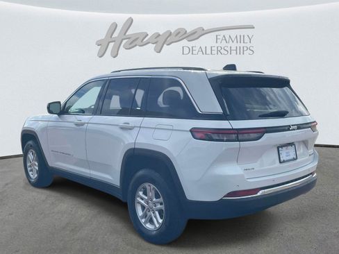 Used 2023 Jeep Grand Cherokee Laredo AWD/4WD image 5