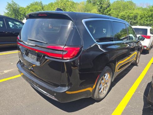 Used 2024 Chrysler Pacifica Touring-L FWD image 4