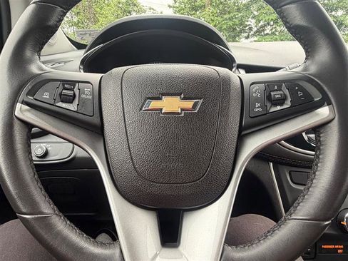 Used 2020 Chevrolet Trax LT w/ LT Convenience Package FWD image 13