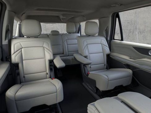 New 2026 Lincoln Navigator L Premier AWD/4WD image 11