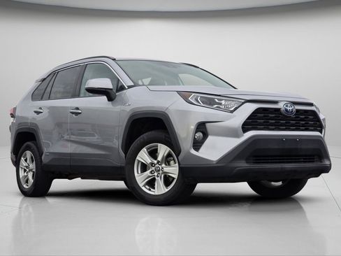 Used 2021 Toyota RAV4 XLE image 2