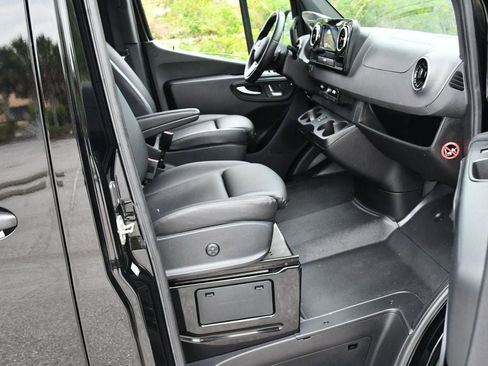 Used 2024 Mercedes-Benz Sprinter 2500 image 21