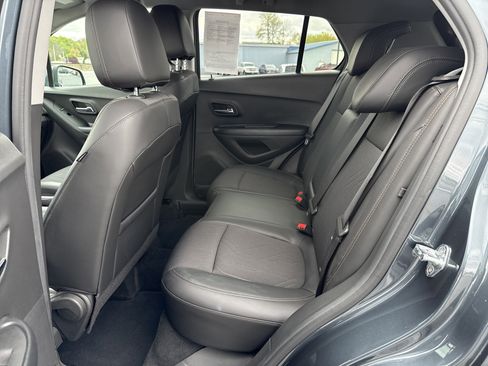 Used 2022 Chevrolet Trax LT w/ LT Convenience Package AWD/4WD image 13