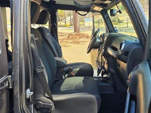 Used 2018 Jeep Wrangler Unlimited Sahara w/ Connectivity Group image 29