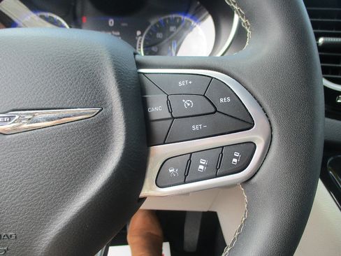 Used 2023 Chrysler Pacifica Touring-L FWD image 12