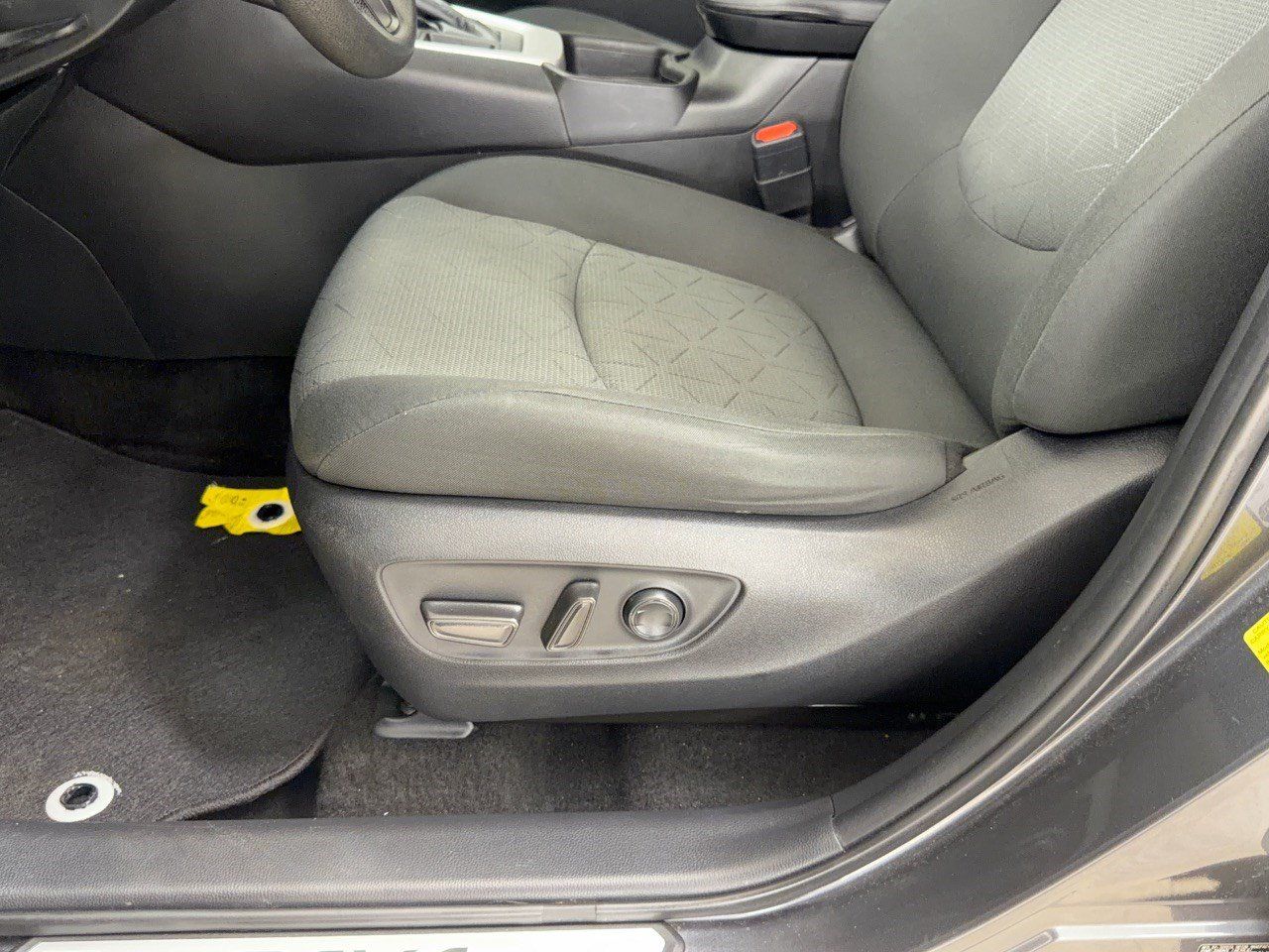 Used 2021 Toyota RAV4 XLE w/ Convenience Package FWD image 16