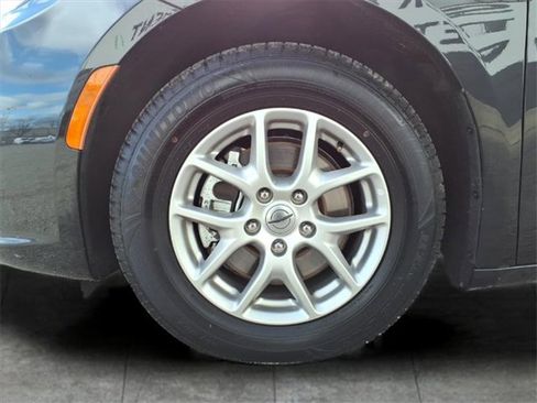 Used 2023 Chrysler Pacifica Touring-L image 9