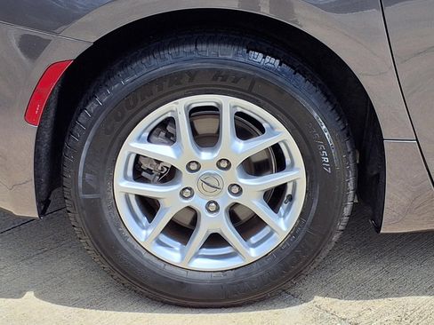 Used 2023 Chrysler Pacifica Touring-L FWD image 26