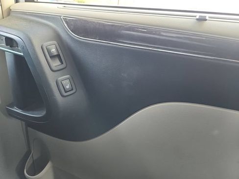 Used 2016 Chrysler Town & Country Limited Platinum FWD image 32