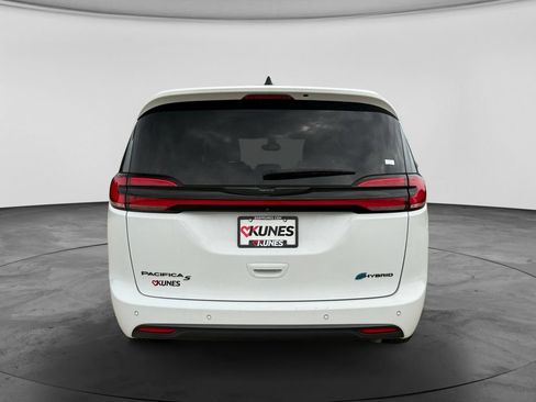 Used 2024 Chrysler Pacifica Limited FWD image 8