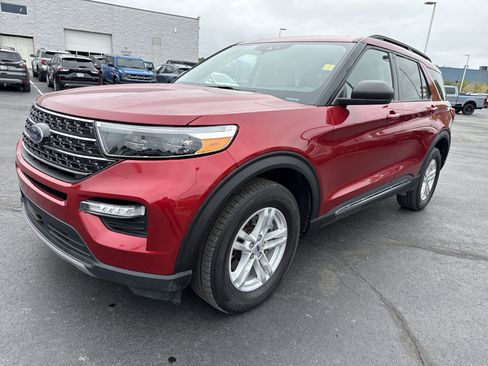 Certified 2023 Ford Explorer XLT w/ Equipment Group 202A AWD/4WD image 3