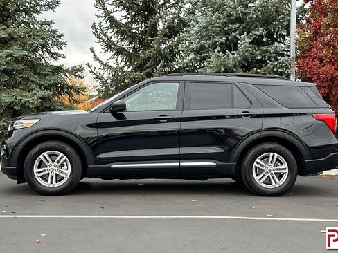 Used 2023 Ford Explorer XLT w/ Equipment Group 202A image 7