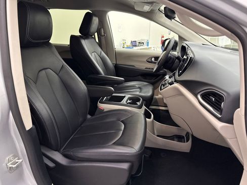 Used 2024 Chrysler Pacifica Touring-L image 20