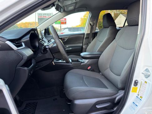 Used 2022 Toyota RAV4 LE image 9