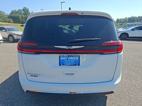 Used 2023 Chrysler Pacifica Touring-L FWD image 5