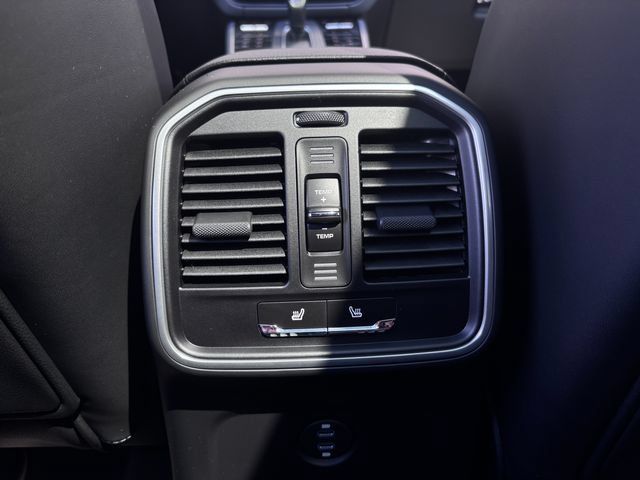 Certified 2026 Porsche Macan AWD/4WD image 24