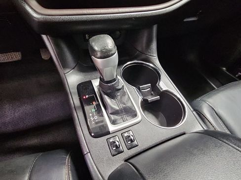 Used 2016 Toyota Highlander XLE FWD image 19