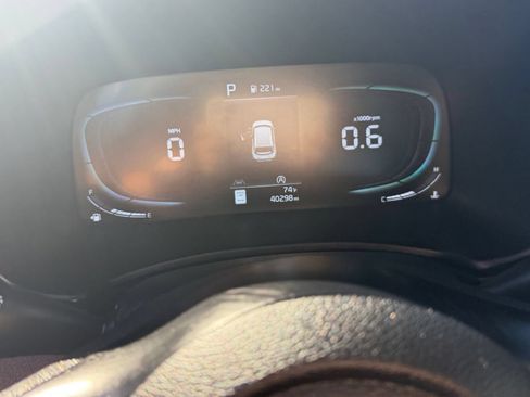 Used 2025 Kia Soul LX w/ LX Technology Package FWD image 39