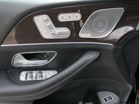 Used 2025 Mercedes-Benz GLS 450 4MATIC image 12