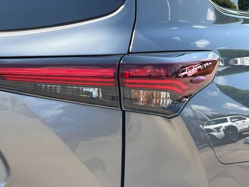 Used 2025 Toyota Highlander XLE AWD/4WD image 8