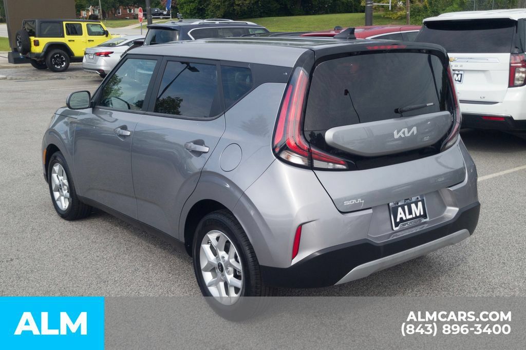 Used 2025 Kia Soul LX w/ LX Technology Package FWD image 9