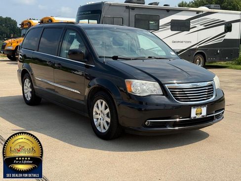 Used 2015 Chrysler Town & Country Touring FWD image 3