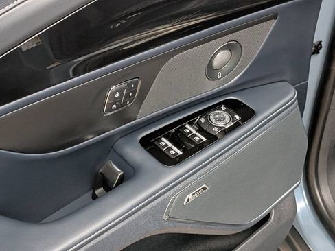 Used 2025 Lincoln Nautilus Reserve AWD/4WD image 19