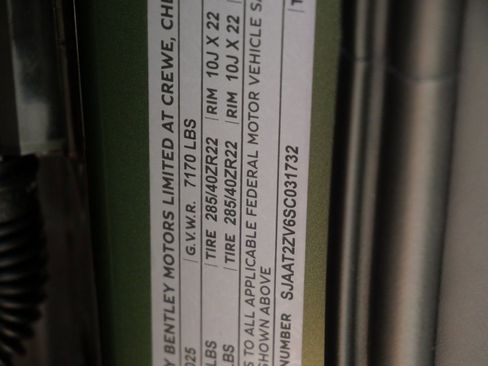 Used 2025 Bentley Bentayga image 28