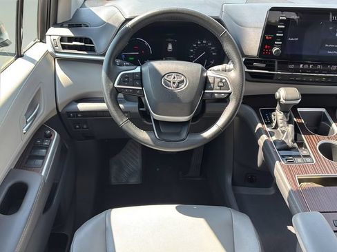 Used 2023 Toyota Sienna XLE FWD image 13