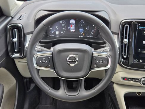 Used 2022 Volvo XC40 T5 Momentum AWD/4WD image 26