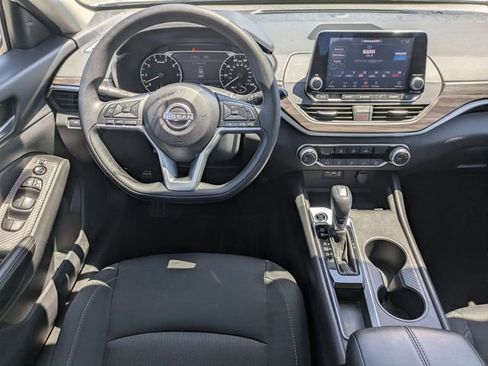 Used 2025 Nissan Altima 2.5 SV FWD image 25