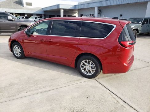 New 2026 Chrysler Pacifica Select FWD image 3
