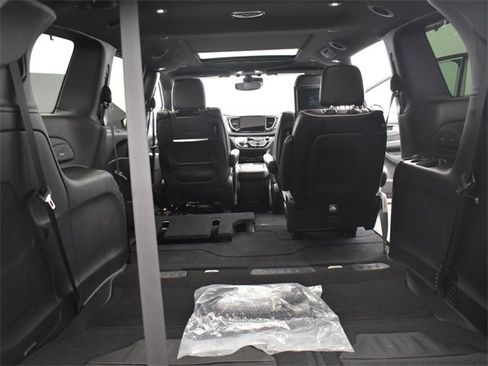 Used 2024 Chrysler Pacifica Limited w/ Uconnect Theater Family Group image 7