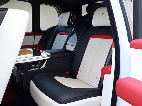 Used 2023 Rolls-Royce Cullinan Black Badge w/ Dark Exterior Package image 16