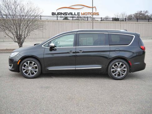 Used 2017 Chrysler Pacifica Limited image 4