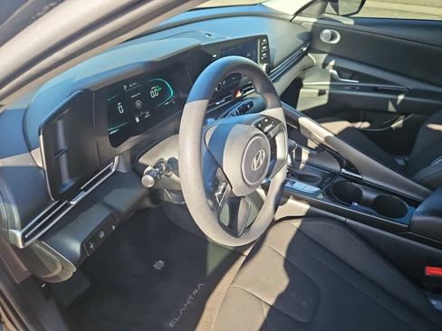 Used 2025 Hyundai Elantra Hybrid FWD image 2