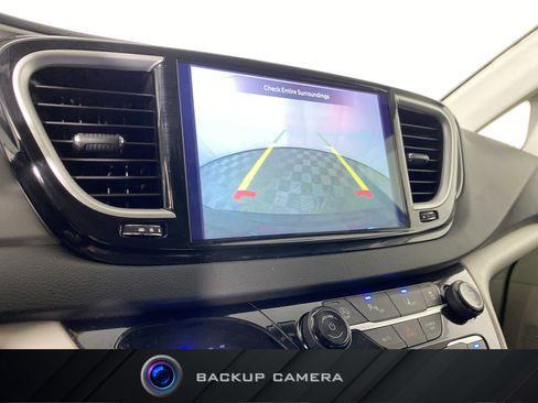 Used 2024 Chrysler Pacifica Touring-L image 4