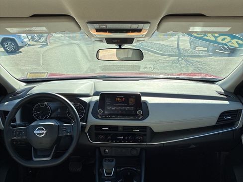 Used 2025 Nissan Rogue SV image 4