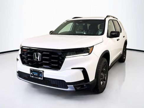 Used 2025 Honda Pilot TrailSport image 3