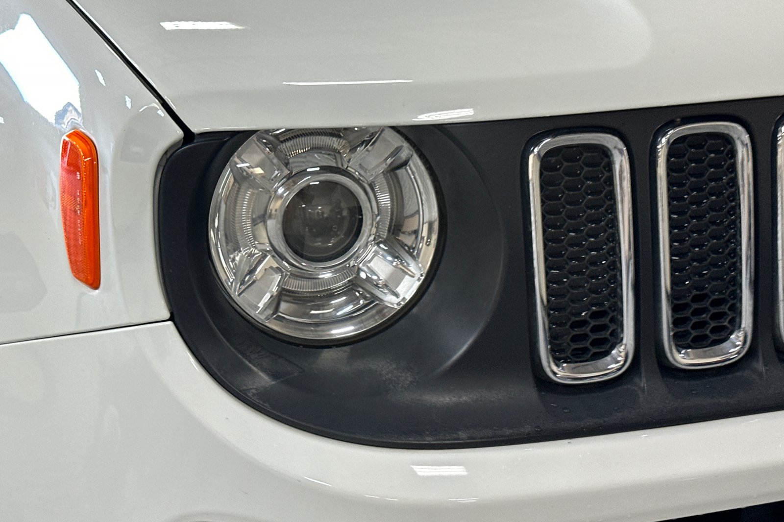 Used 2018 Jeep Renegade Latitude FWD image 43
