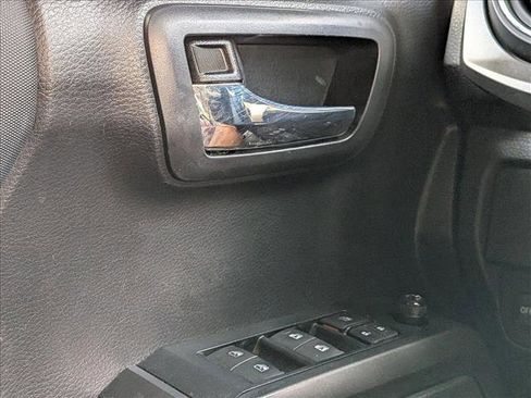 Used 2022 Toyota Tacoma TRD Sport w/ Technology Package AWD/4WD image 4