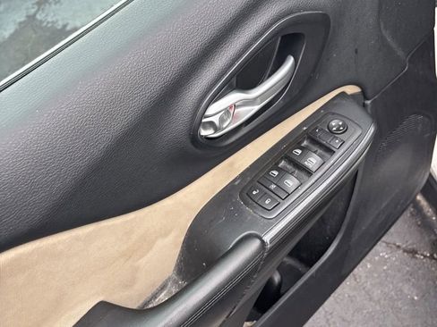 Used 2016 Jeep Cherokee Latitude w/ Cold Weather Group image 5