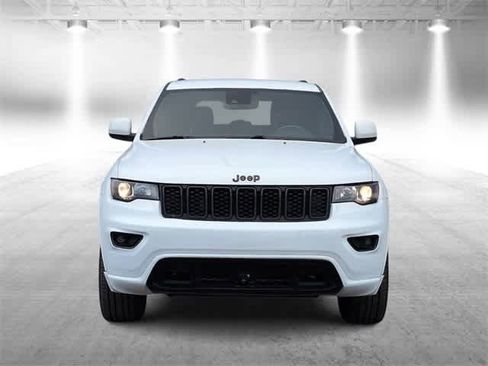 Used 2020 Jeep Grand Cherokee Altitude image 3