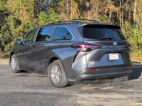 Used 2025 Toyota Sienna LE w/ LE Plus Package image 6
