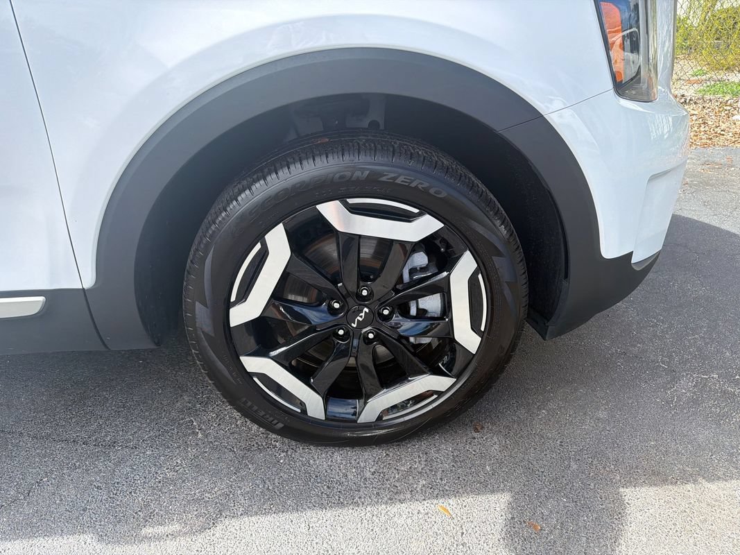 Used 2023 Kia Telluride EX w/ EX Captain's Chair Package FWD image 12