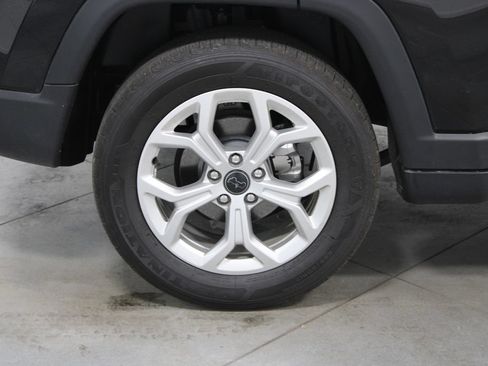 Used 2025 Jeep Compass Latitude AWD/4WD image 12