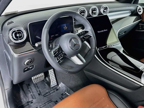Used 2025 Mercedes-Benz GLC 300 image 9
