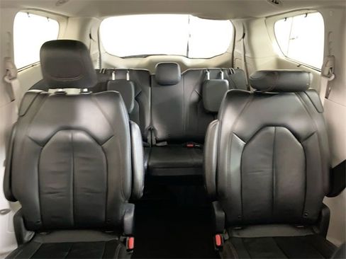 Used 2019 Chrysler Pacifica Touring-L image 13