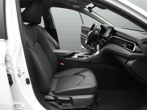 Used 2023 Toyota Camry SE image 16