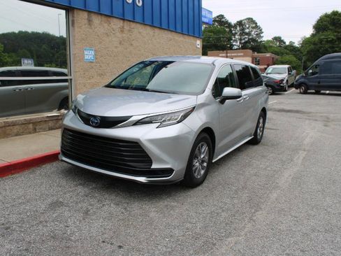 Used 2023 Toyota Sienna LE FWD image 3